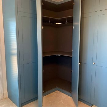 Corner wardrobe with Oval corner clothes rail
